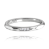 MINET+ Minimalistický strieborný snubný prsteň so zirkónmi veľkosť 48