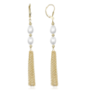 MINET Pozlátené strieborné náušnice na retiazke s bielymi perlami